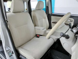 運転席側からの前席ビューです。内装色はベージュ系ですので汚れも目立ちにくいです♪