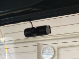 後方にもドライブレコーダーのカメラが付いています。前後両方でお車の周りを監視・記録いたします。