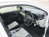 届出済未使用車ですので内装もキレイです♪ また、シートカバーの取付等も承ってましたのでお気軽にご相談ください♪