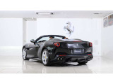 3.9L V8 ツインターボエンジン(600CV)トランスミッションは7速F1 DCT
