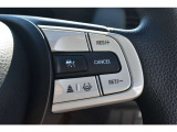 クルーズコントロールが装備されており、速度設定をするだけで一定の速度で自動走行が可能!!一定速度の走行なので燃費の向上やアクセルペダルを踏む必要が無いので長距離ドライブが快適になります!!