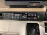 セレクトレバーの左上にオートエアコンがついてますので簡単操作で快適に過ごせます。シートヒータースイッチ内蔵で前席の左右別々に2段階で温度設定ができます。