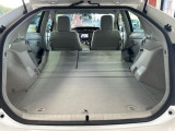 ラゲッジルームは、大容量のスペースを確保。普段のお買い物からレジャーまで、幅広く活躍してくれます!また、リアシートを倒すことでバリエーション豊かにお使いいただけます。