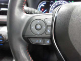 オーディオをコントロールできるステアリングスイッチ付き。