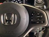 ハンドルにHondaセンシング系のクルーズコントロールやレーンキープアシストなどのスイッチが装備されています。ハンドルから手を離さず安全に操作できます。