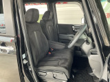 肘掛けとシートヒーター装備のフロントシートで長時間でも快適ドライブ!
