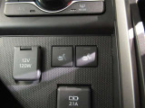 シートヒーターが運転席だけでなく助手席側にも付いています 運転者と別のスイッチなので、助手席側だけ温めることもできます 助手席の方にも優しく嬉しい装備です