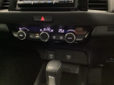 オートエアコンで、毎日のドライブを快適に。温度、風量を自動で調整し、理想的な車内環境を提供します。スマートフォンなどの充電に便利なUSBジャック。運転席からも助手席からも使いやすいです。
