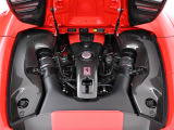 3.9L・V8ツインターボエンジンが搭載されたエンジンルームにはカーボンファイバー製エンジンカバーが装着されております。