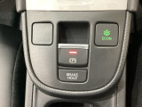セレクトレバーの下に電子制御パーキングブレーキがあります。スイッチひとつで、停車した地点の傾斜などをシステムが検知・判断してブレーキ力を自動的に最適制御し、しっかり停車できるパーキングシステムです。
