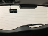 後方にもドライブレコーダーのカメラが付いています。前後両方でお車の周りを監視・記録いたします。