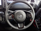 ハンドル左側にはオーディオ操作が出来るオーディオリモートコントロールスイッチ、右側にはHonda SENSINGとオートクルーズコントロールのスイッチを装備!