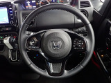 ハンドル左側にはオーディオ操作が出来るオーディオリモートコントロールスイッチ、右側にはHonda SENSINGとオートクルーズコントロールのスイッチを装備!