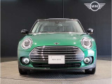 MINIのフロントグリルのデザインはイギリスで生まれた当初から、シルバーのサイドバーが折り重なった伝統的なデザインで御座います。その伝統はBMWのお車になってからでも少しずつ形を変えて守られております