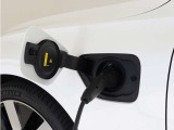 専用コードを接続するだけで簡単に充電が行えます。プラグインハイブリッドモデルT6 AWD PHEVは、走行中の充電のほか、自宅などに設置された充電機器からの充電が可能です。