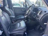 シートヒーターも装備された高級感のあるレザーシートです!JEEPのロゴがオシャレ!