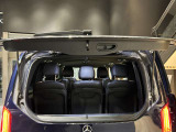 ゆったりとしたトランクルームでございます。たくさんのお荷物の車載が可能でございます。