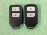 スマートキーを装備しています。鍵を差し込むことなくドアロックの開け閉めと、スタートボタン操作でのエンジンスタートができます。スペアキーも同じものを用意しております。