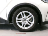 純正のアルミホイール装着車です。タイヤサイズは215/60R17です。