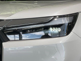 【LEDヘッドライト】悪天候や夜間走行時も良好な視界を確保し安心して運転できる高輝度LEDヘッドライトを装備!点灯速度が早く、消費電力も抑えられています。
