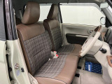 【フロントシート】ゆったり座れるベンチシートを採用しており、アームレストも装備していますので快適です。