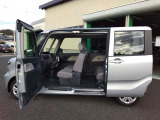 助手席側はピラーレスとなっているためお子様や荷物を抱えたままでも簡単に乗り降り出来ます。