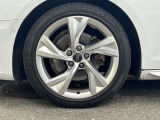 純正アルミホイールは、純正ならではのバランスの良いデザインと、走行安定性をお楽しみ頂けます。