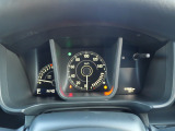 メーターの写真になります。メーターパネルは、ブラックプレートとグレースケールを合わせたデザインを採用!