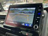 バックモニター装備。画面にて後方の確認が行えるので、バック駐車や車庫入れの際には重宝します。車の運転に慣れない方でも安心のガイドライン表示機能付。