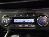 オートエアコン付きなので一度、気温を設定すれば自動的に過ごし易い温度に調整してくれますよ。 車内をいつでも快適空間にしてくれます。