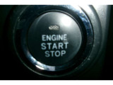 プッシュスタート付き。スマートキーを携帯していればキーを取り出さずにドアを施錠&解錠。クルマの始動も可能です。