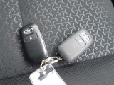 ドアの開閉、エンジン始動に便利なスマートキーです。