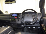 運転の際、常に目にする部分だけにシックで飽きのこないデザインが良いですね。