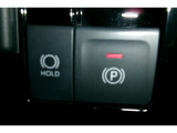 「P」ポジションに入れると自動で作動。「HOLD」スイッチを押し、システムONの状態にしておくことで、渋滞や信号待ちなどでブレーキを踏んで停車したときにブレーキを保持。アクセルを踏むと解除。