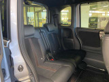 後部座席も広々としています!