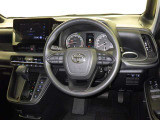 運転席まわりです。 各操作スイッチは使いやすい位置に配置されてます。