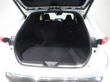 大きく開くラゲッジスペースです 左右独立でリアシートが倒れるので長尺の荷物も積むことが可能です アレンジ次第で有効活用が可能です