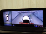 パノラミックビューモニターを装備。駐車場や交差点でクルマを真上から見るように周囲を確認できます。機能の詳細は販売店スタッフまでおたずねください。