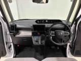 360&deg;UV&IRカット機能ガラス採用。見易い計器類と運転し易いレイアウトのドライビングポジションは、極細Aピラーの採用で視角も少なく前方&左右の見切りが良く安心して運転できます。
