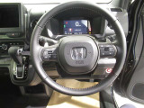 ステアリングスイッチ付き。前方から目を離すことなく操作することが可能です。