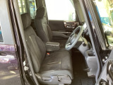 フロント広々、ベンチシートの運転席は、ハイトアジャスターが付いているので、快適にドライブができます。ハンドルはチルトステアリングで、ハンドル位置を上下に調節できます。