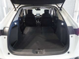 【トランクスルー機構】後席を前に倒してトランクルームとつなげ、長尺物の収納を可能にするトランクスルー機構も備えています。