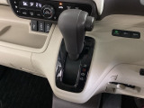 自然に手が届き、操作性の良いインパネシフトに、パーキングブレーキは、フットブレーキタイプなので、運転席と助手席の間はすっきりしています。
