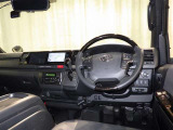 運転席まわりです。 各操作スイッチは使いやすい位置に配置されてます。