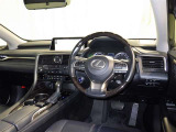 運転席まわりです。 各操作スイッチは使いやすい位置に配置されてます。