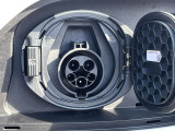 普通充電専用の充電口です。200V普通充電器やメルセデス・ベンツ純正の家庭専用充電器を接続し充電する事が出来ます。