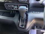 自然に手が届き、操作性の良いインパネシフトに、パーキングブレーキは、フットブレーキタイプなので、運転席と助手席の間はすっきりしています。