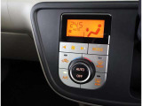温度コントロールフルオートエアコンです。運転席で温度設定ができます。冷え性の方が乗っても安心ですね♪