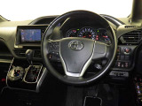 運転席まわりです。 各操作スイッチは使いやすい位置に配置されてます。