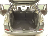 ラゲッジも広く使いやすいトランクは、開口部も広く荷物の積み下ろしもしやすいお車となっております。リアシートの背もたれは6:4の割合で分割して可倒できるので、長いお荷物などを載せることもできます。